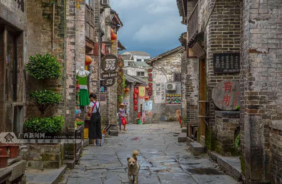 火车站一职工自学手语服务聋哑旅客